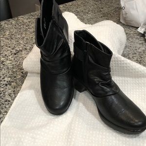 NWOT black boots size 8.5